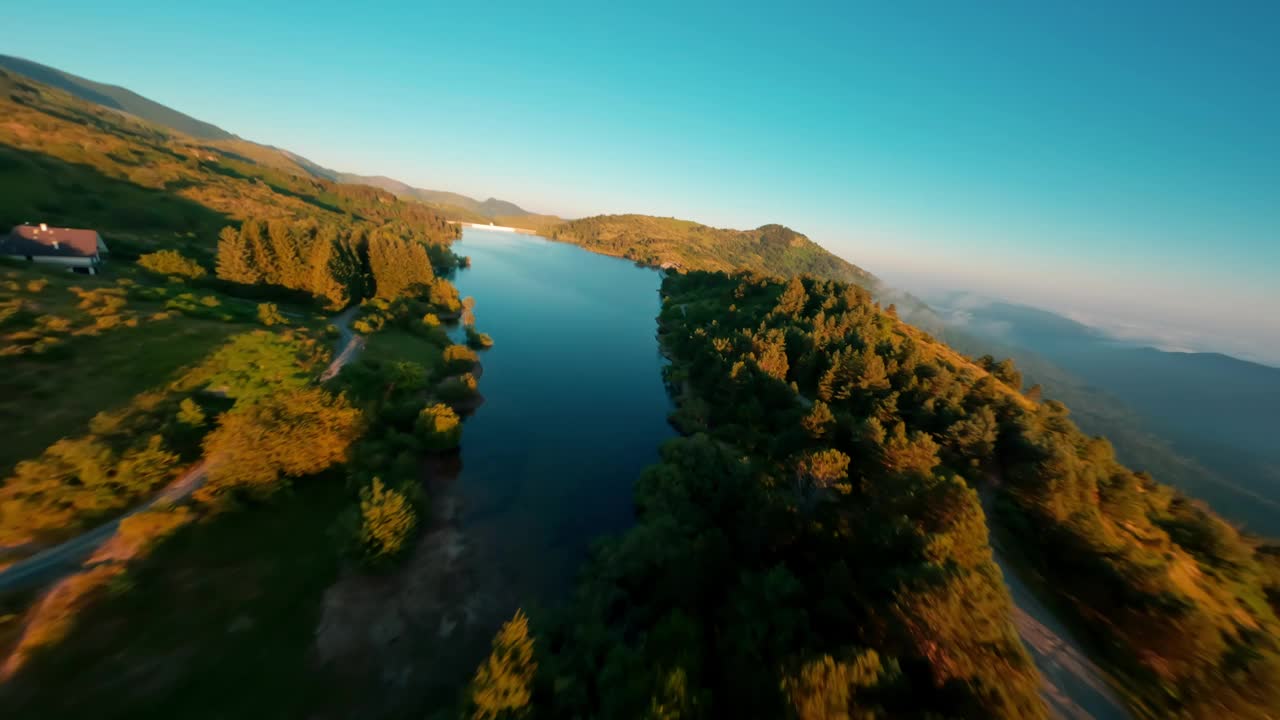 贾科皮纳湖被郁郁葱葱的青山环绕，蓝天下，鸟瞰图视频素材