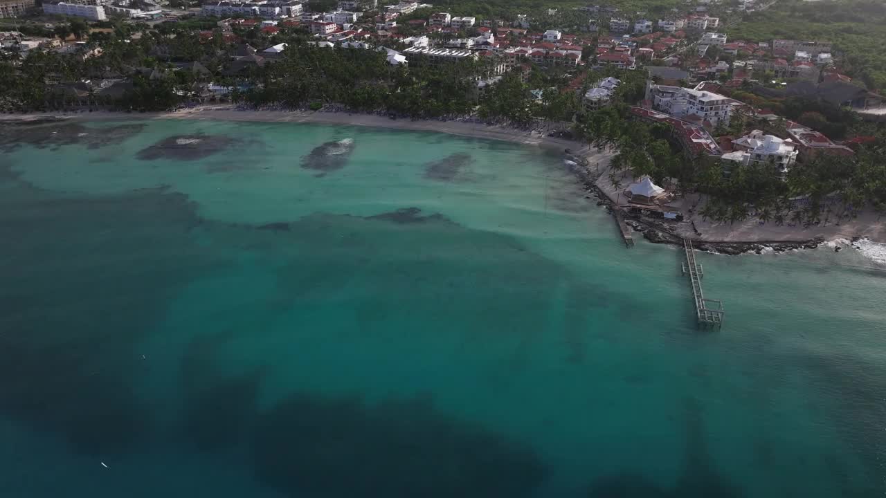 无人机在Bayahibe海滩和蓝绿色的海洋中拍摄视频素材