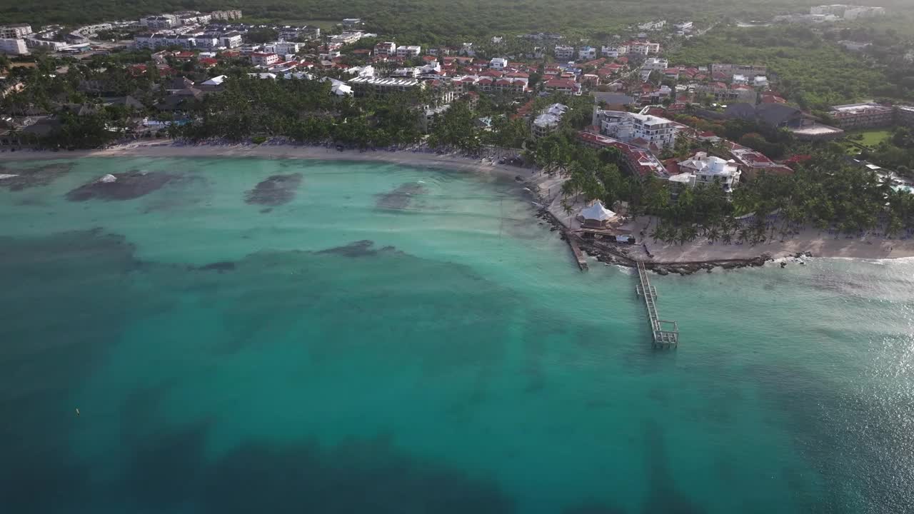 巴亚希贝海岸线和绿松石海洋的淘金视频素材