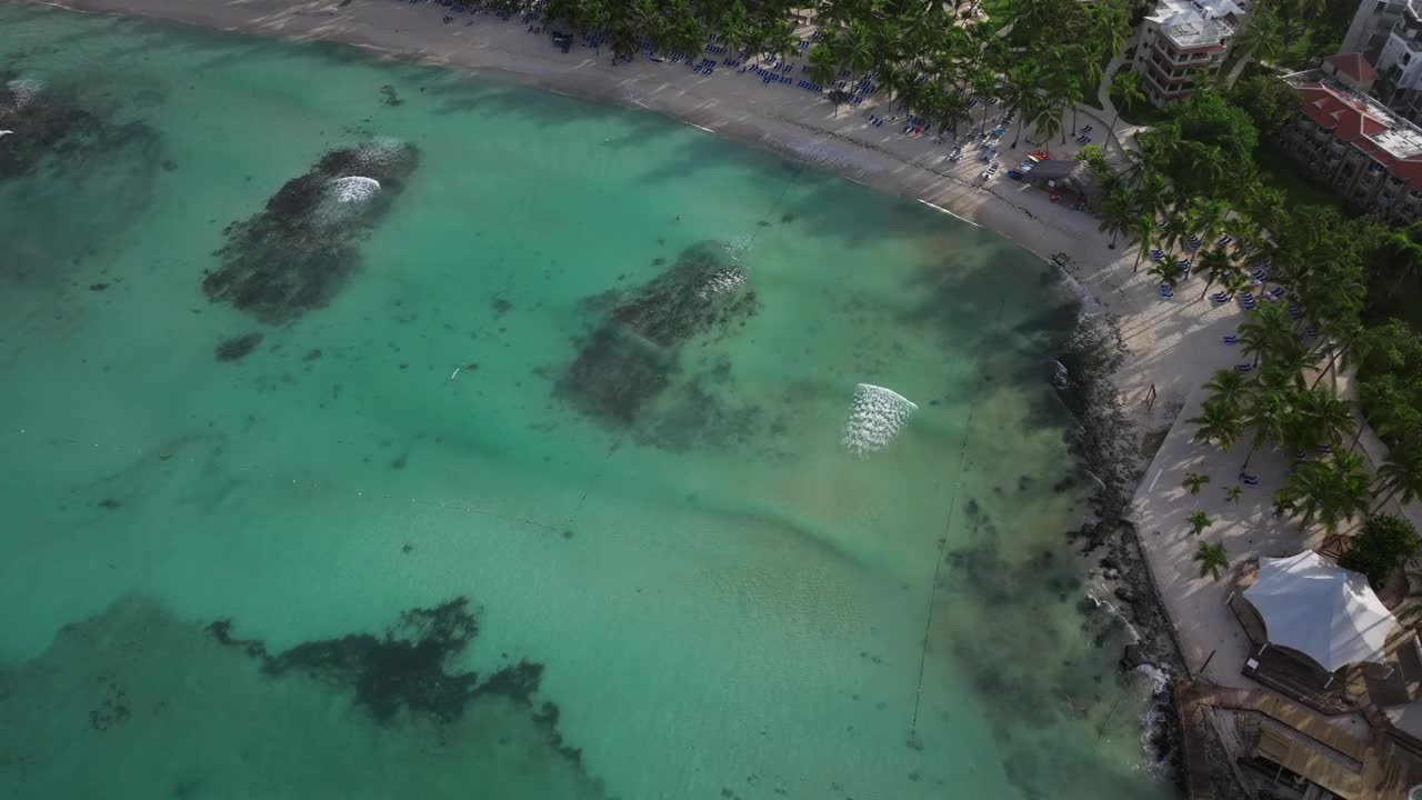 Bayahibe海岸线和蓝绿色海洋的俯视图视频素材