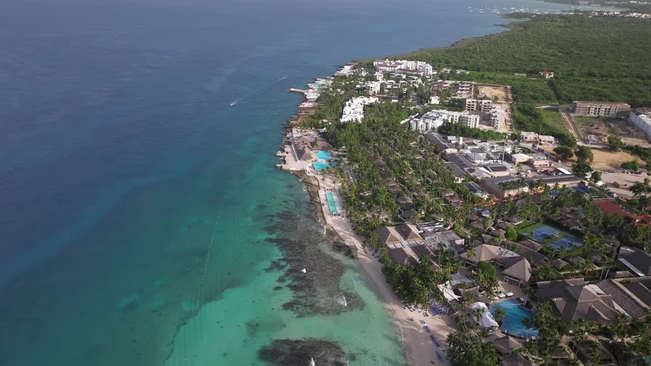 Bayahibe海岸和蓝绿色海洋的全景视图视频下载