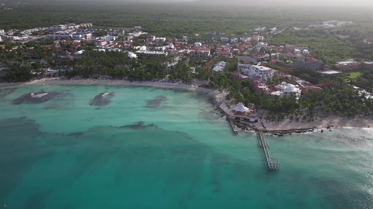 Bayahibe海岸线和绿松石般的海洋视频素材