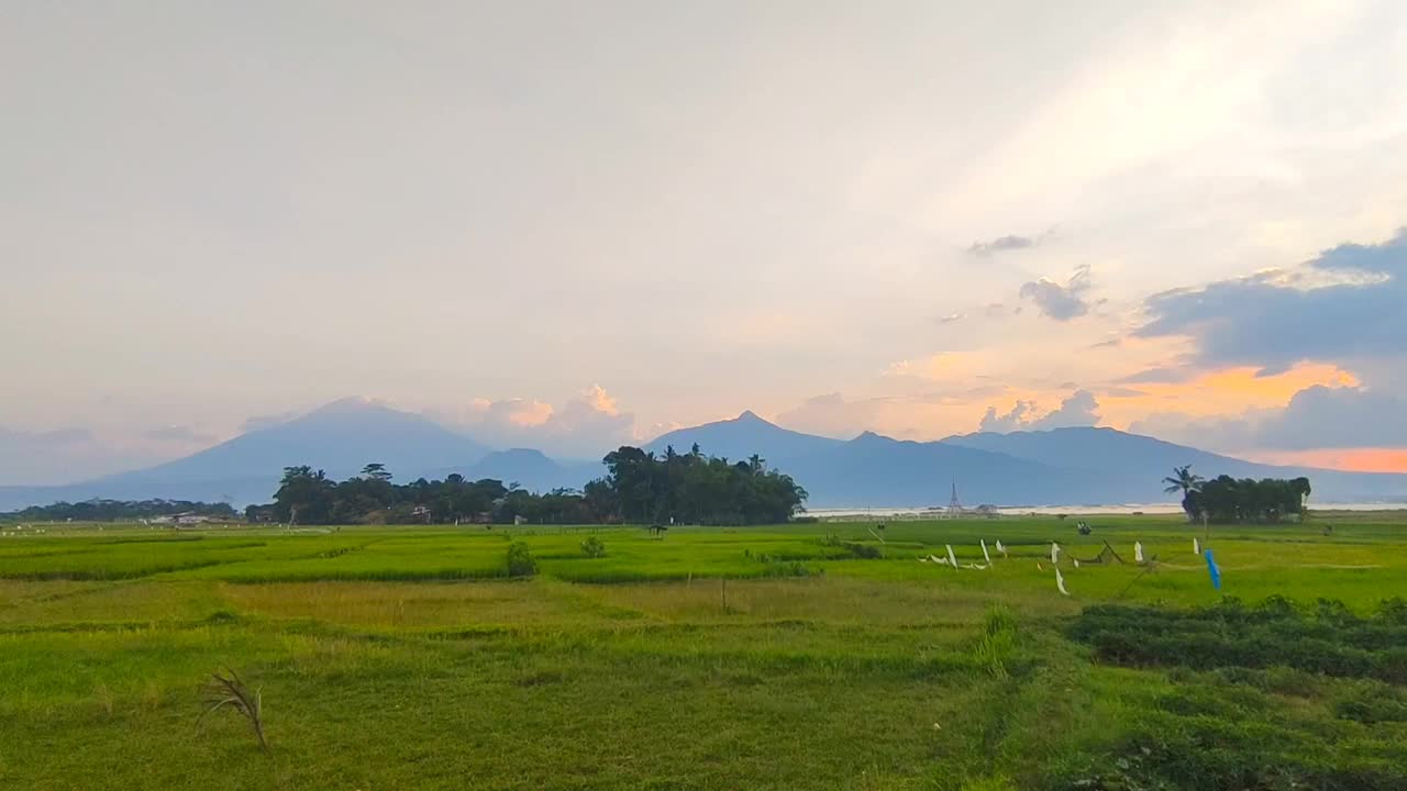 山和稻田上美丽的日落视频下载