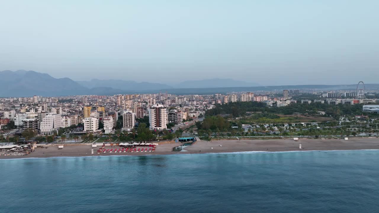 田园诗般的海岸景观的无人机视图:海滩和海岸线视频素材