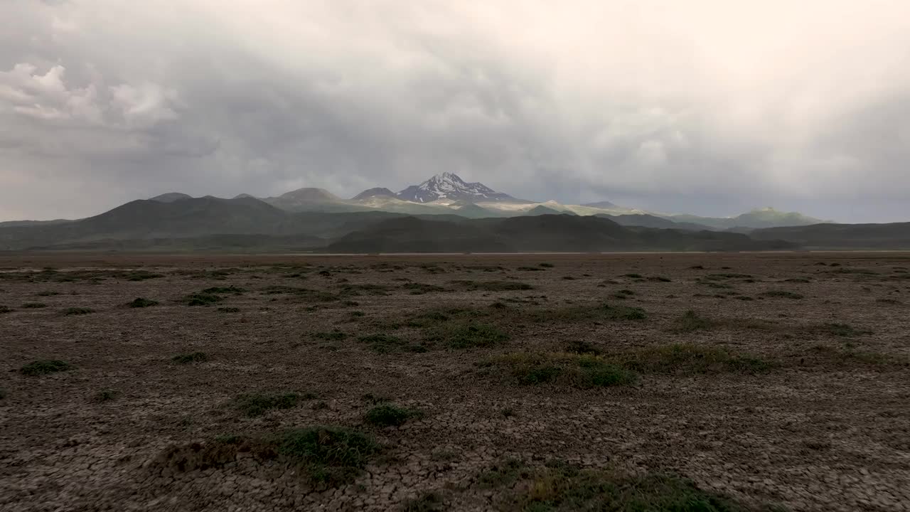 气候变化对湿地的影响:濒临灭绝栖息地的鸟瞰图视频下载