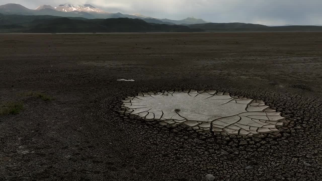 气候变化对湿地的影响:濒临灭绝栖息地的鸟瞰图视频下载