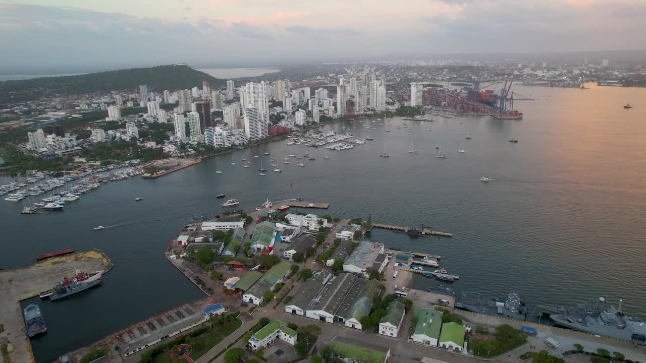 鸟瞰卡塔赫纳湾，它的建筑，现代城市和酒店视频下载