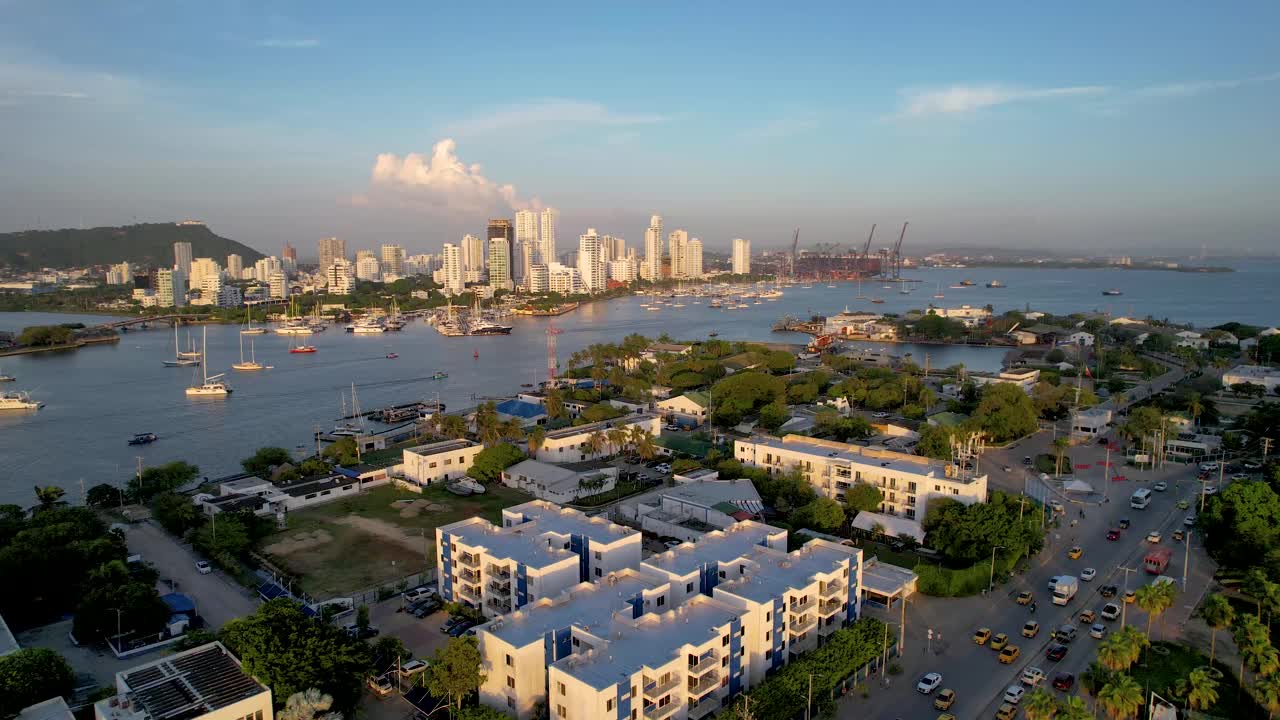 鸟瞰卡塔赫纳湾，它的建筑，现代城市和酒店视频下载