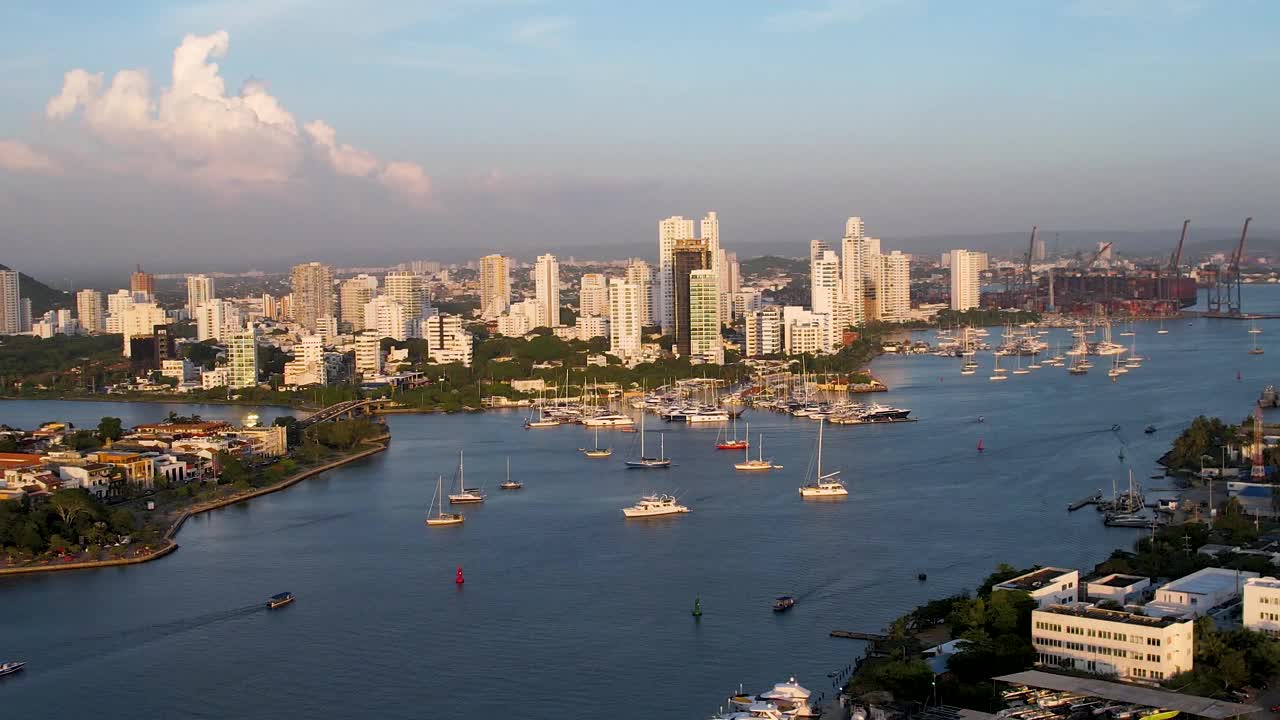 鸟瞰卡塔赫纳湾，它的建筑，现代城市和酒店视频下载