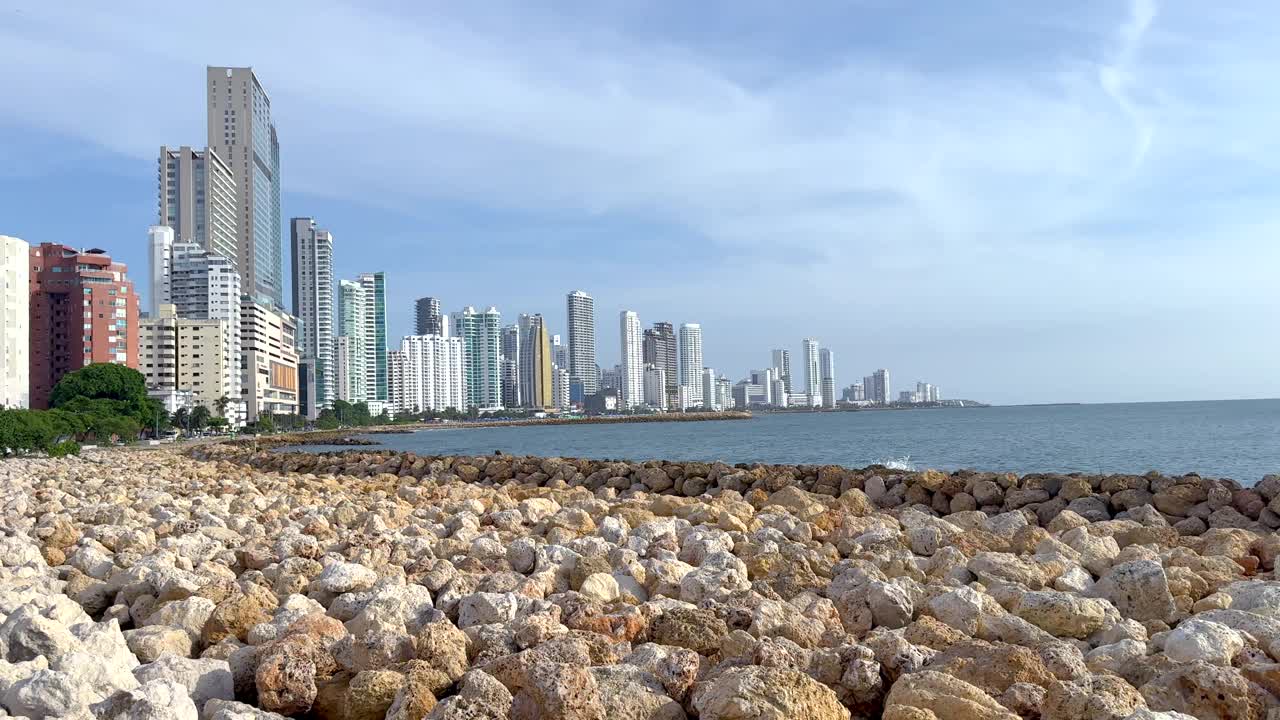 鸟瞰卡塔赫纳湾，它的建筑，现代城市和酒店视频素材