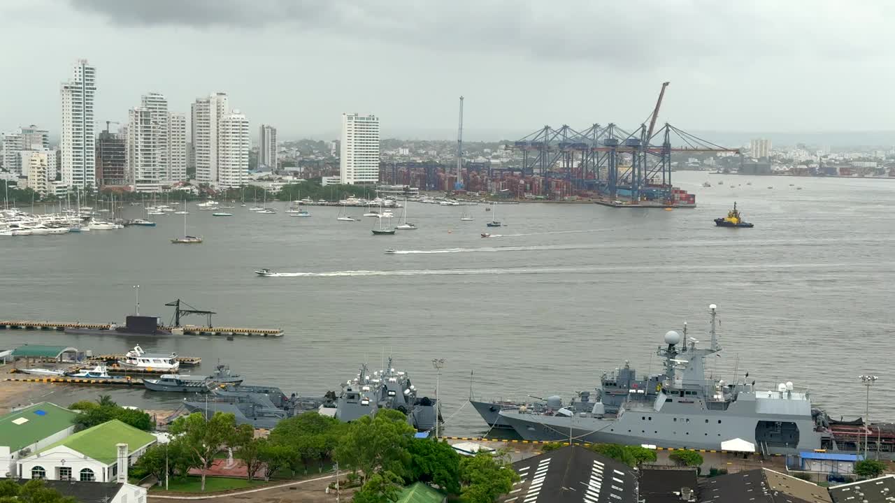 鸟瞰卡塔赫纳湾，它的建筑，现代城市和酒店视频素材