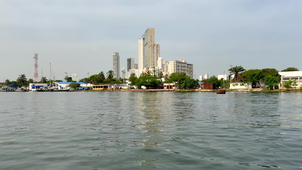 鸟瞰卡塔赫纳湾，它的建筑，现代城市和酒店视频下载