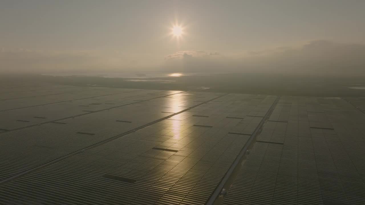 可再生能源:利用太阳活力的太阳能发电站鸟瞰图视频素材