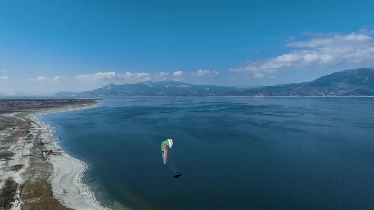 滑翔伞冒险的无人机镜头-在雄伟的风景惊心动魄的飞行视频素材