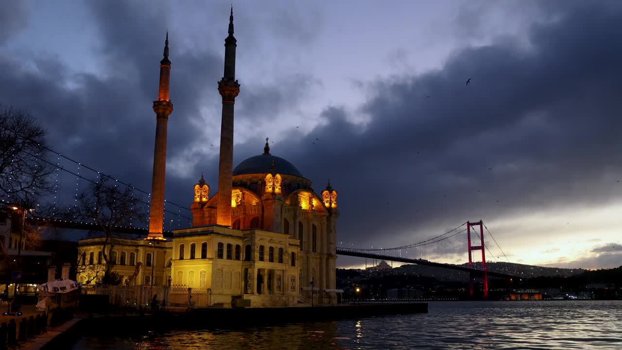 浪漫的黎明Ortaköy清真寺和博斯普鲁斯大桥，伊斯坦布尔视频下载