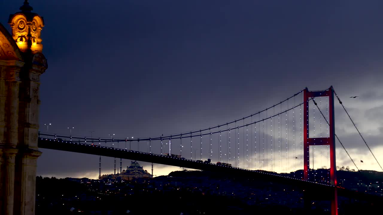 浪漫的黎明Ortaköy清真寺和博斯普鲁斯大桥，伊斯坦布尔视频素材