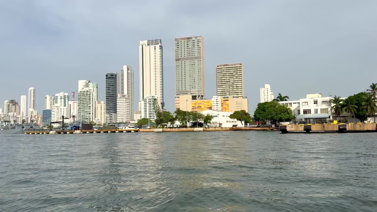 鸟瞰卡塔赫纳湾，它的建筑，现代城市和酒店视频下载