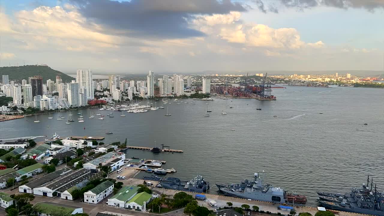 鸟瞰卡塔赫纳湾，它的建筑，现代城市和酒店视频素材