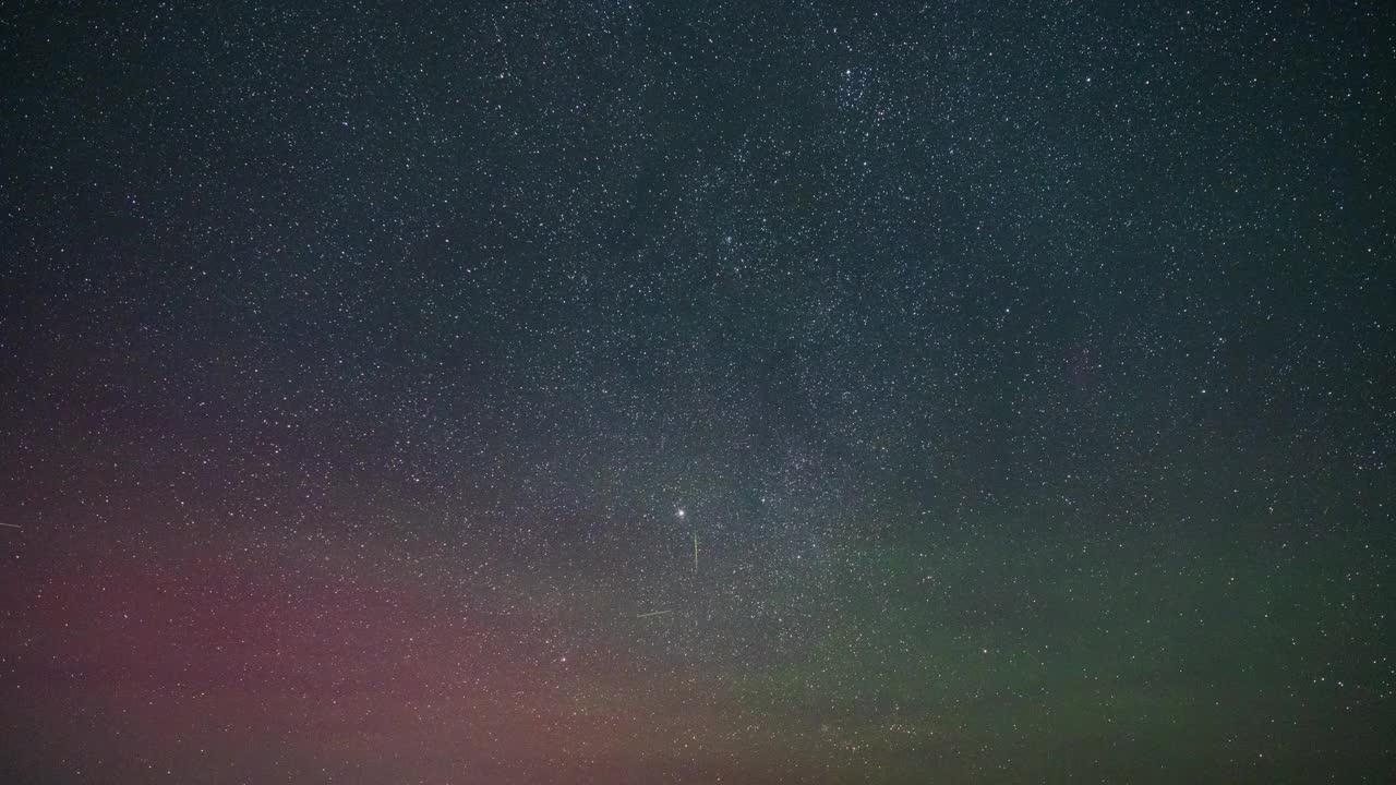 随着地球的自转，部分恒星也围绕着北天极旋转。视频下载