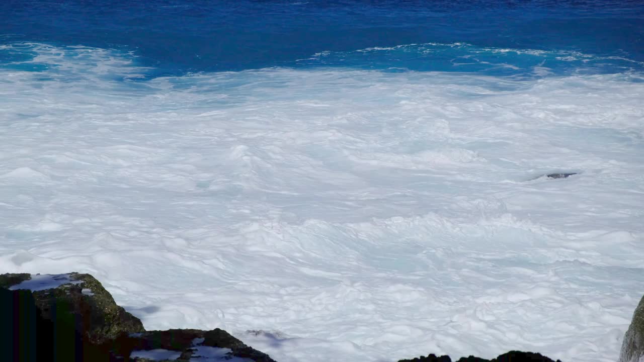 蓝色的海浪冲击着海岸线视频素材