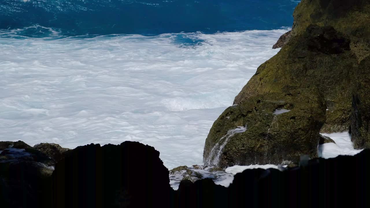 巨大的巨浪冲击着海滩上的巨石视频下载