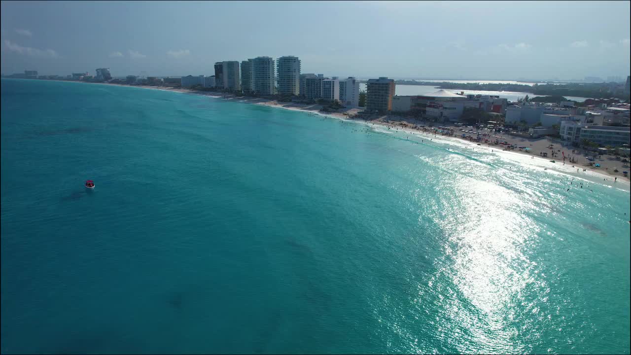 日落时的绿松石浪:Playa论坛Cancún视频素材