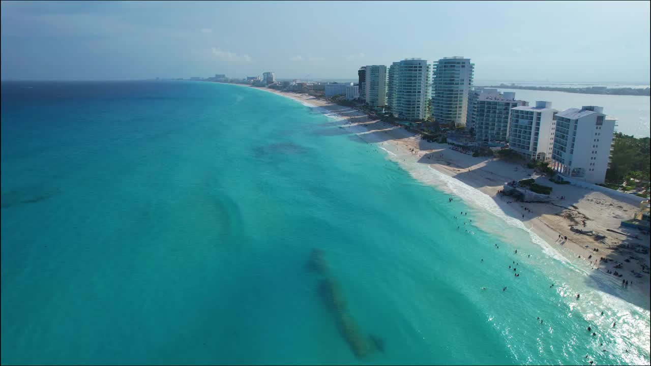 日落时的绿松石浪:Playa论坛Cancún视频素材