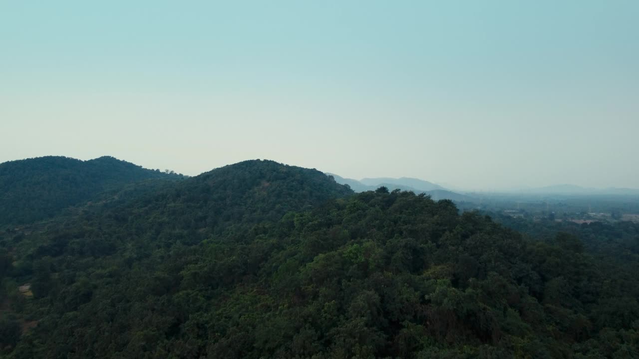 印度中央邦，碧蓝天空下葱郁的青山视频素材