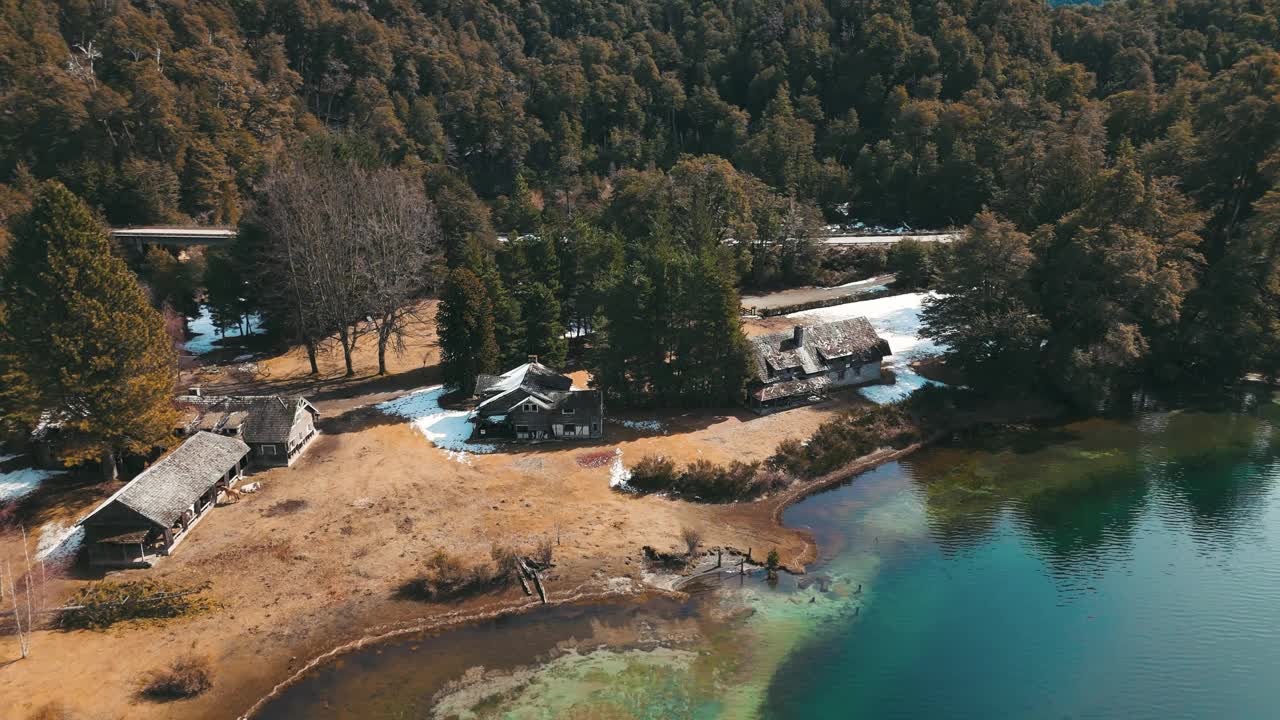 在偏远的森林环境中被遗弃的乡村小屋视频下载