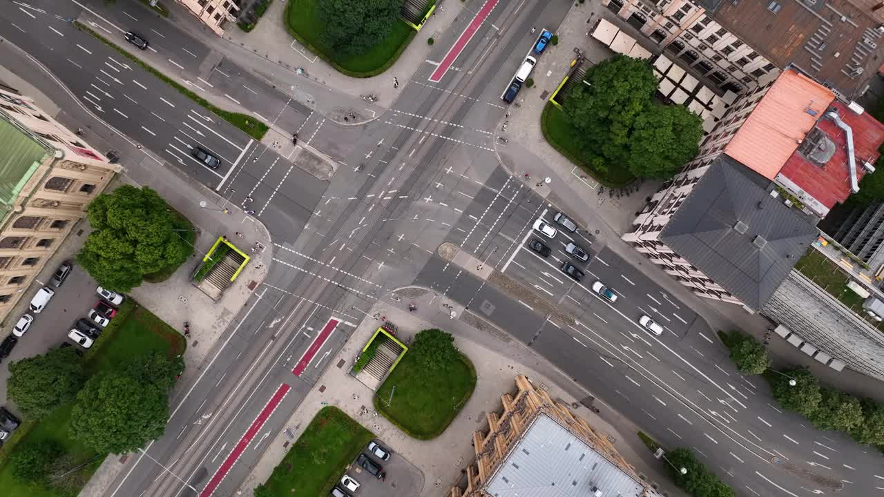 德国慕尼黑马克西米利安大街十字路口的卫星图视频下载