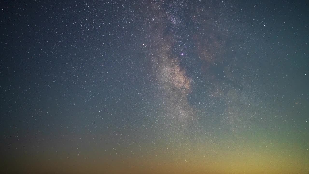 库布其沙漠星空中的银河。视频素材