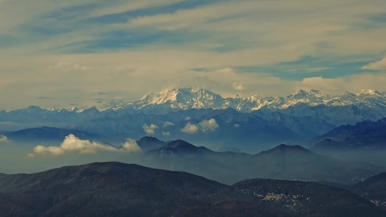 鸟瞰美丽的山景，山谷中有白雪覆盖的罗莎山和马特宏峰视频素材