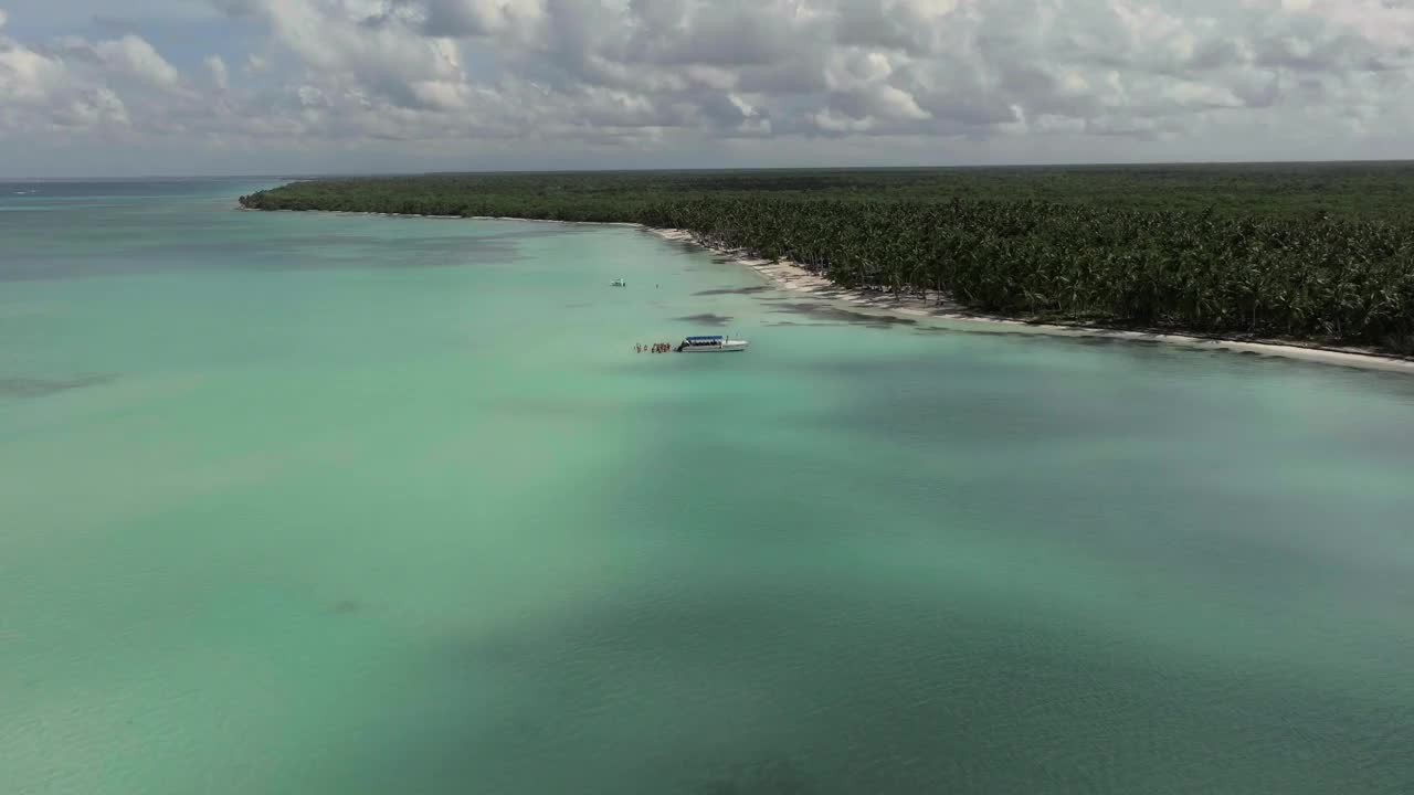 游客们在绿色海洋中央的天然水池中沐浴视频下载