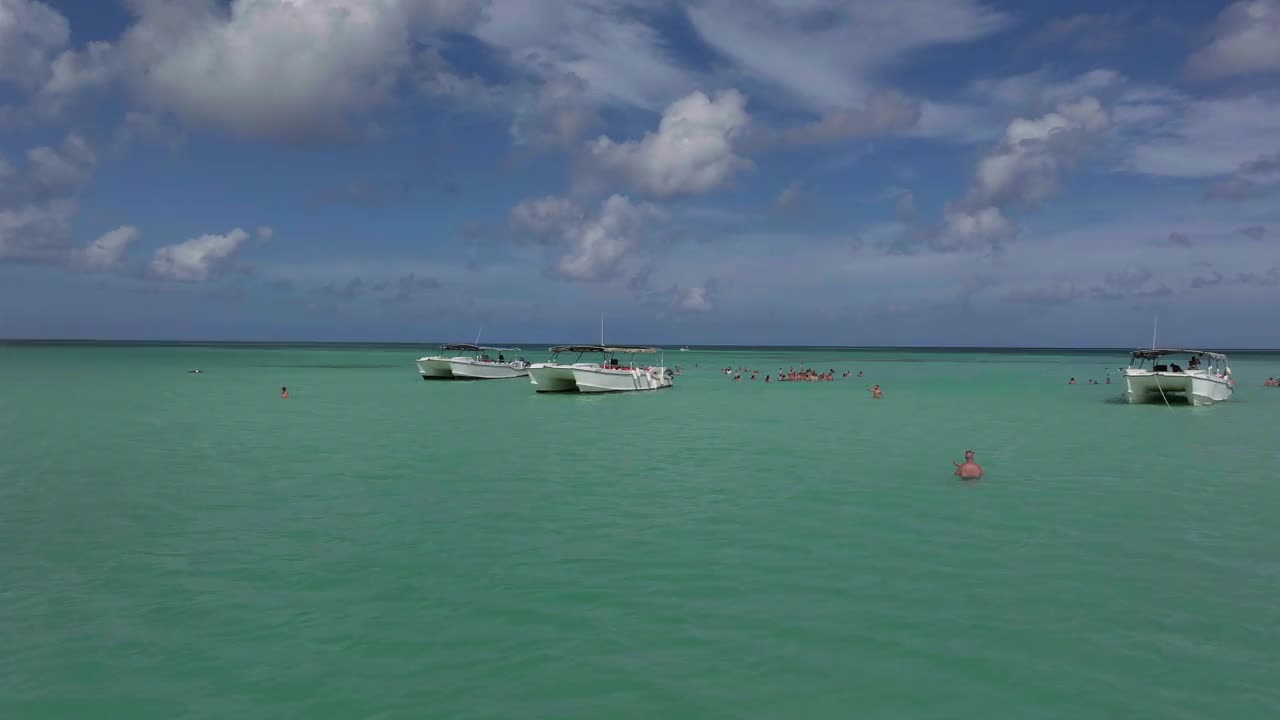 游客们在绿松石海洋中央的天然水池中沐浴视频素材