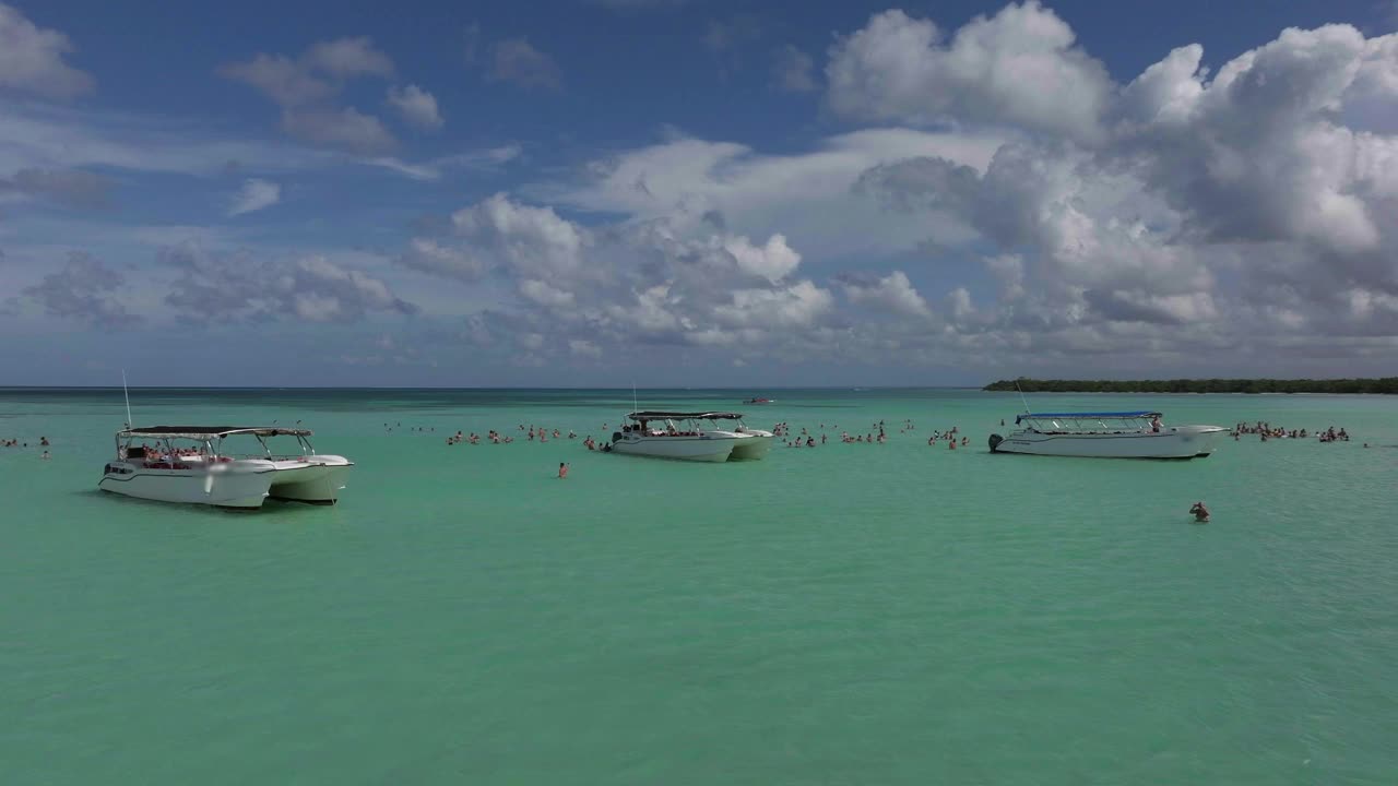 游客们在清澈碧绿的海洋中央的天然水池中沐浴视频素材