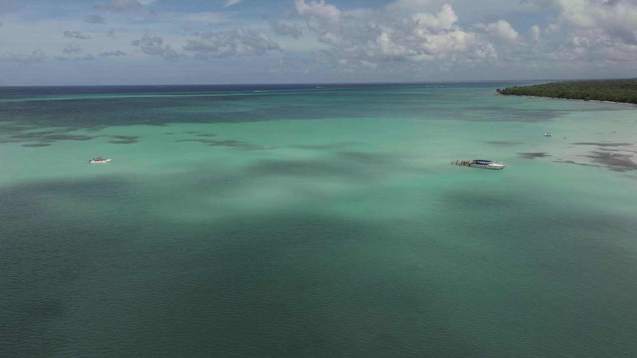 游客们在海中央的天然水池里洗澡视频下载