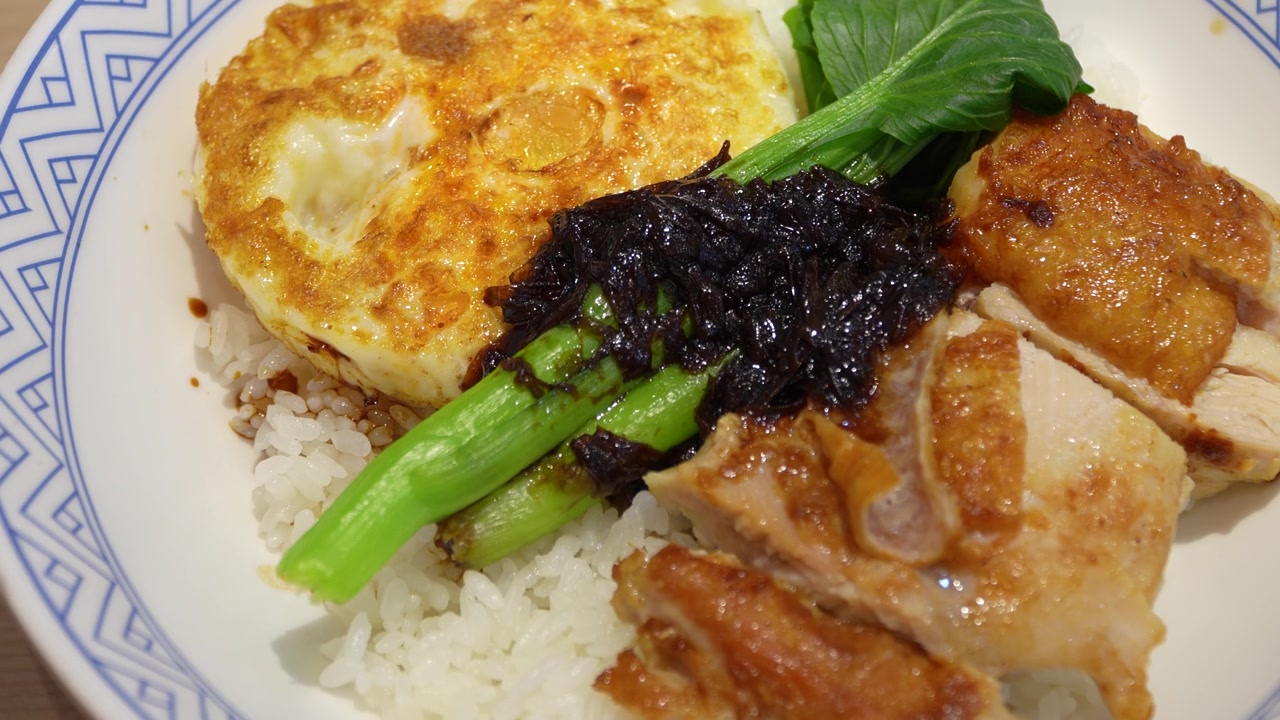 日式照烧鸡配米饭视频素材画面2