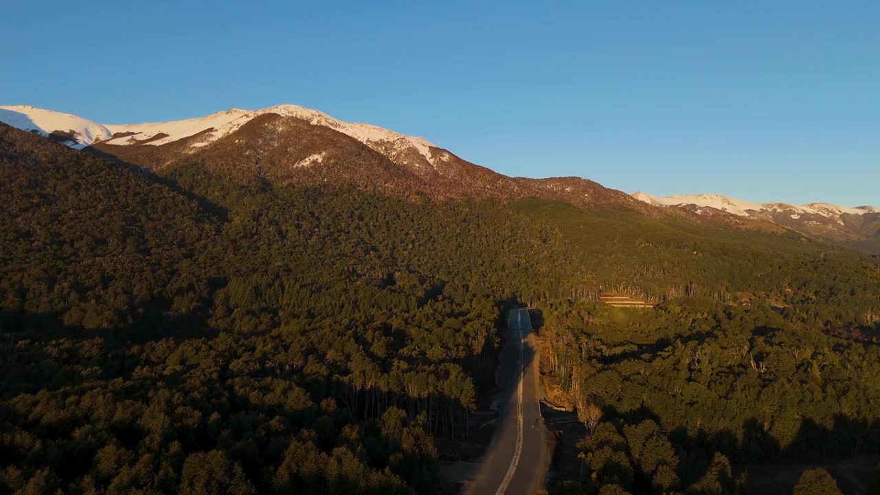 鸟瞰La Angostura别墅的Cerro Bayo视频下载