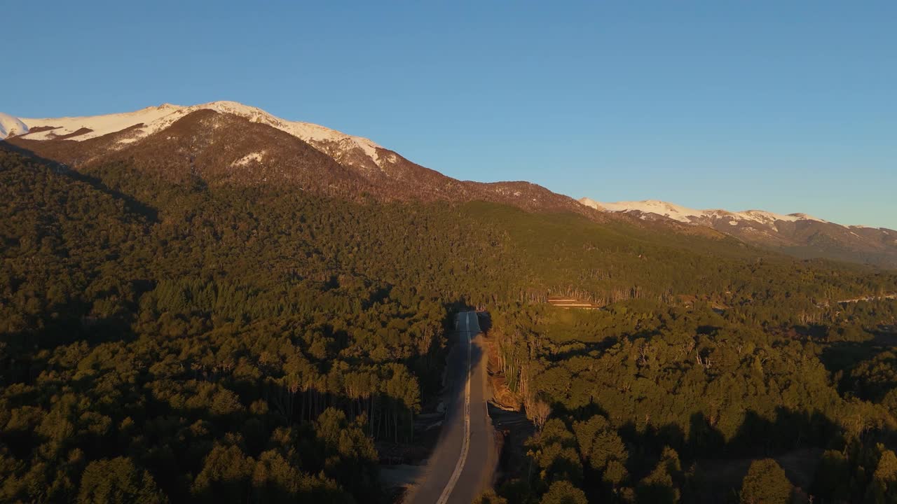 鸟瞰La Angostura别墅的Cerro Bayo视频下载