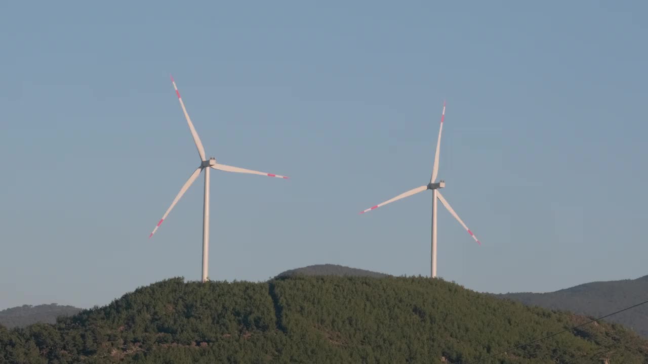 山坡上的双风力涡轮机视频素材