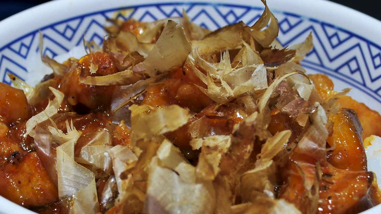 日式照烧鸡配米饭视频素材画面2