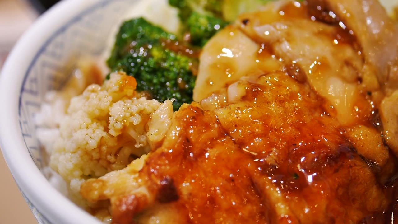 日式照烧鸡配米饭视频素材画面1