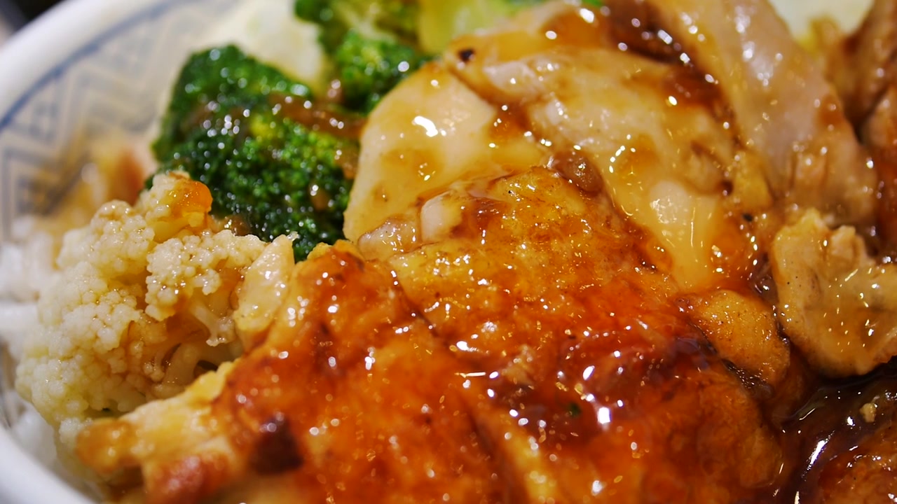 日式照烧鸡配米饭视频素材画面2