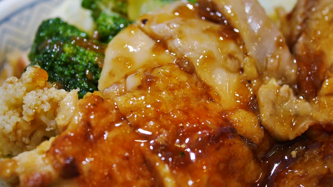 日式照烧鸡配米饭视频素材画面3