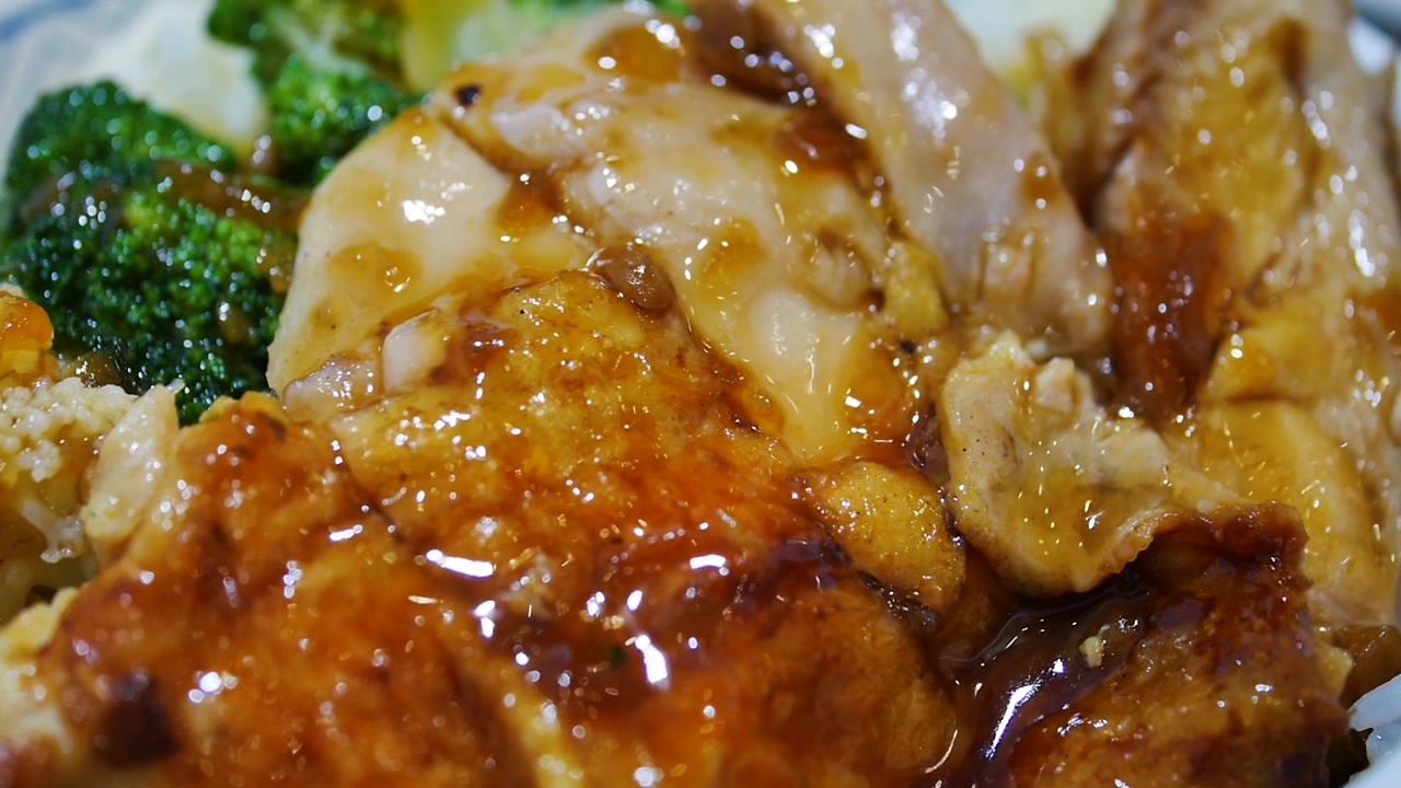 日式照烧鸡配米饭视频素材画面4