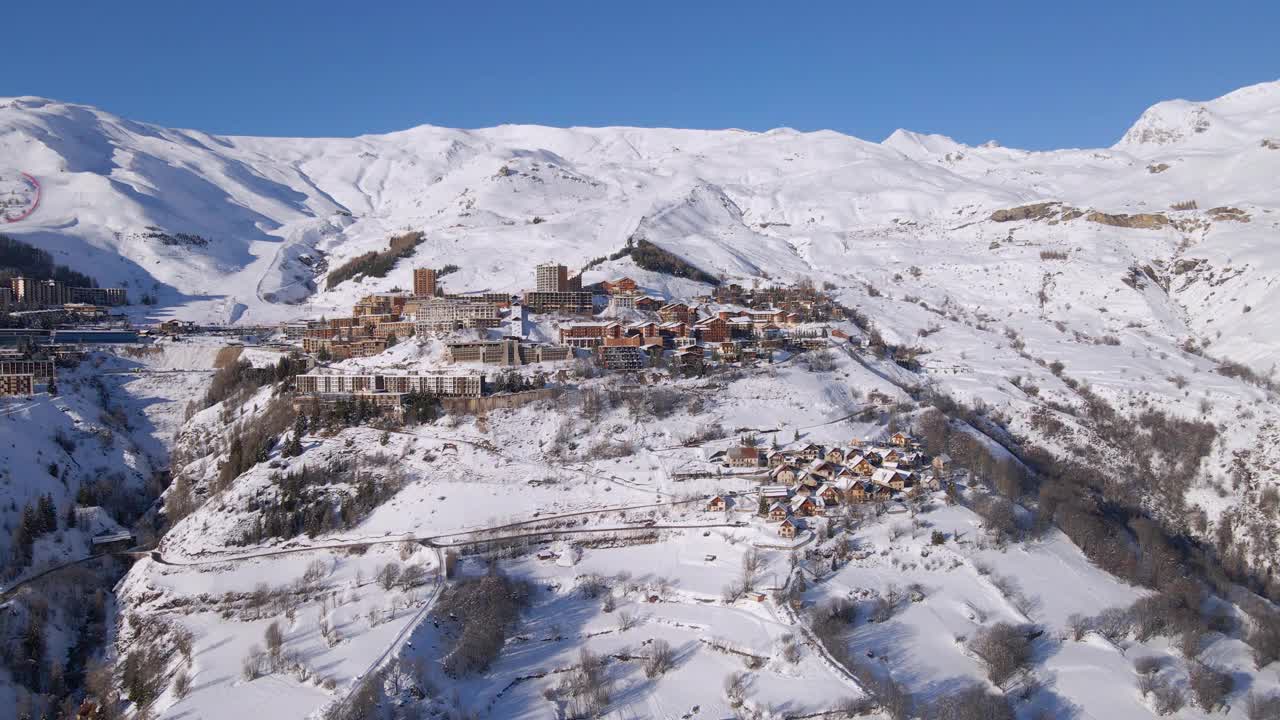 冬季的奥西耶斯-梅利特滑雪胜地(鸟瞰图)，可以看到德鲁韦山顶。Champsaur Valley，上阿尔卑斯，法国阿尔卑斯山，法国视频下载