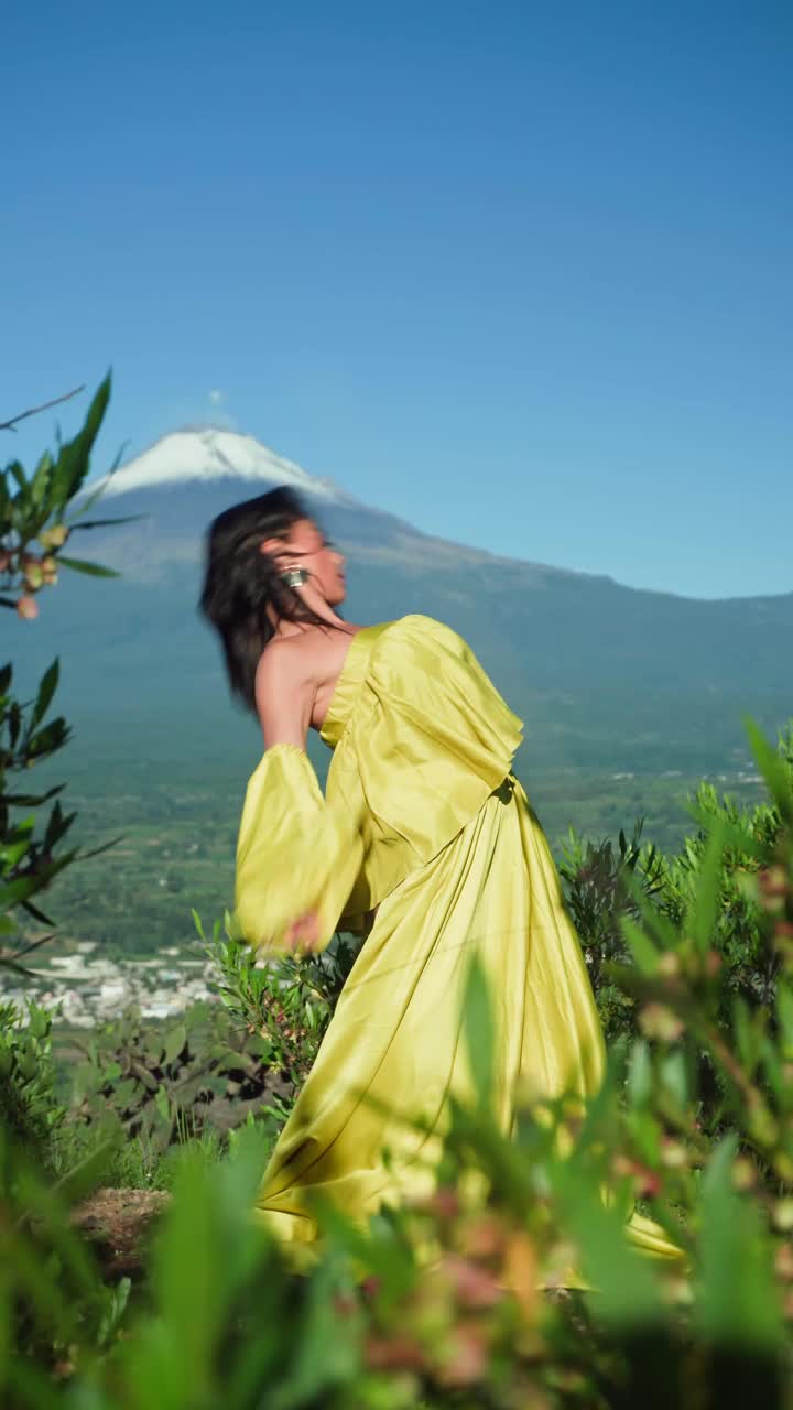 远处的舞者和火山视频下载