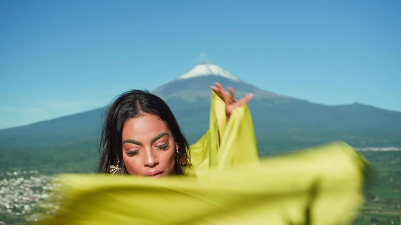 舞蹈和波波卡特佩特火山。视频下载