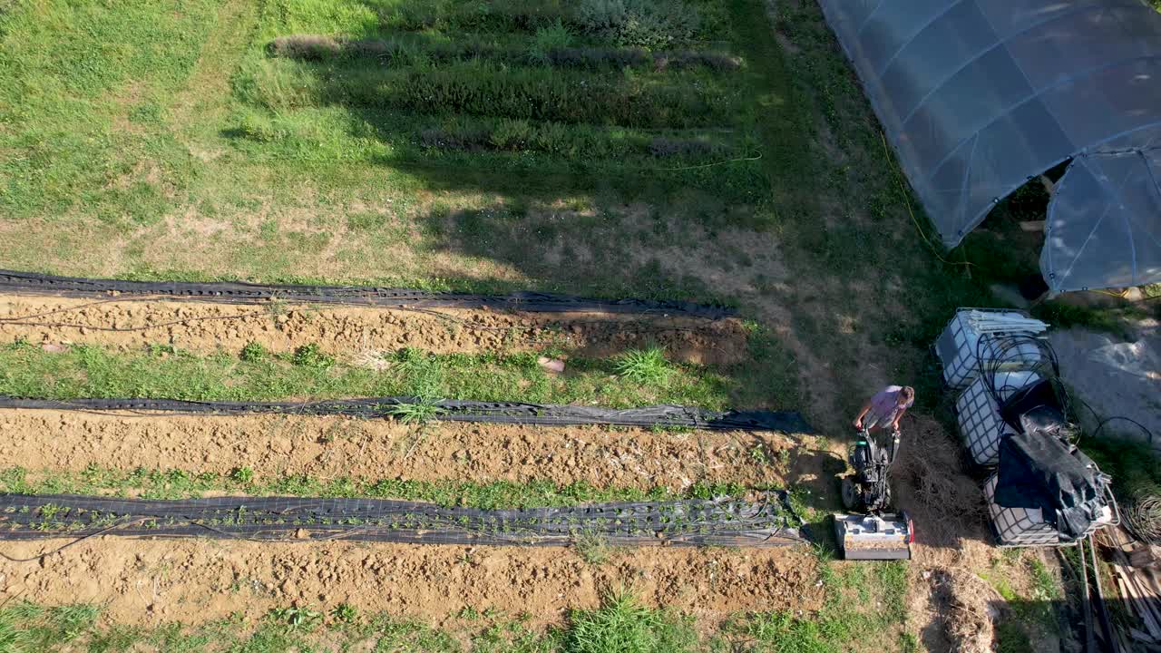 农民在田间操作拖拉机视频素材