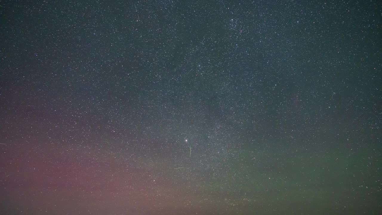 英仙座流星雨与北极光在沙漠夜空视频下载